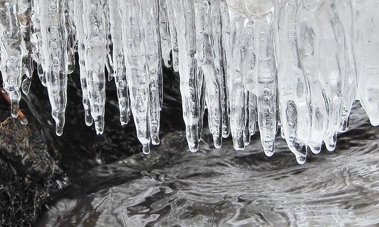 ijspegels en stromend water